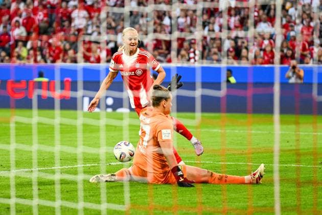 Fußball I Frauen I Saison 2025-2026 I Bundesliga I 1. Spieltag I FC Bayern München - Bayer 04 Leverkusen I 06.09.2025 Pernille Harder (21, FC Bayern München) scheitert mit dem Torschuss an Charlotte Voll (1, Bayer 04 Leverkusen) München Allianz-Arena (Werner-Heisenberg-Allee 25) Bayern Deutschland Copyright: xLobeca InesxHähnelx