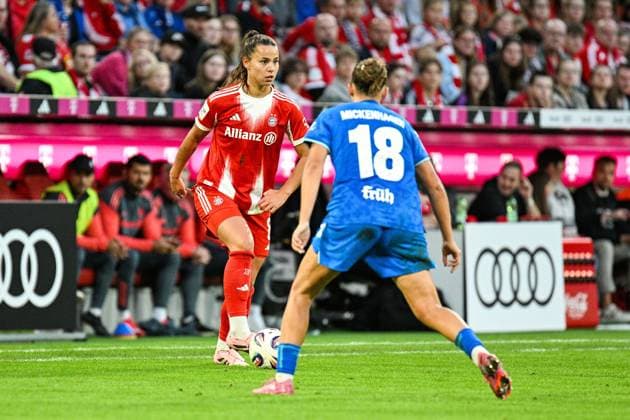 Fußball I Frauen I Saison 2025-2026 I Bundesliga I 1. Spieltag I FC Bayern München - Bayer 04 Leverkusen I 06.09.2025 Lena Oberdorf (8, FC Bayern München) mit Ball und Julia Mickenhagen (18, Bayer 04 Leverkusen) München Allianz-Arena (Werner-Heisenberg-Allee 25) Bayern Deutschland Copyright: xLobeca InesxHähnelx