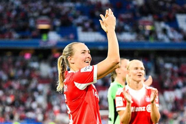 Fußball I Frauen I Saison 2025-2026 I Bundesliga I 1. Spieltag I FC Bayern München - Bayer 04 Leverkusen I 06.09.2025 Magdalena Eriksson (5, FC Bayern München) jubelt nach dem Sieg Freisteller, Nahaufnahme, Porträt, Portrait, Einzelfoto, Einzelbild, Körper München Allianz-Arena (Werner-Heisenberg-Allee 25) Bayern Deutschland Copyright: xLobeca InesxHähnelx
