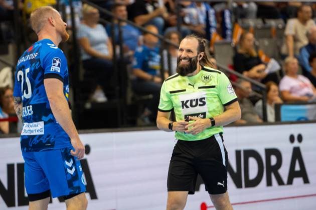 Handball I Herren I Saison 2025-2026 I Bundesliga I 3. Spieltag I TVB Stuttgart - Bergischer HC I 06.09.2025 Schiedsrichter Marcus Hurst mit Patrick Zieker (25, TVB Stuttgart) Stuttgart Porsche Arena Baden-Württemberg Deutschland Copyright: xLobeca MaxxPetershansx