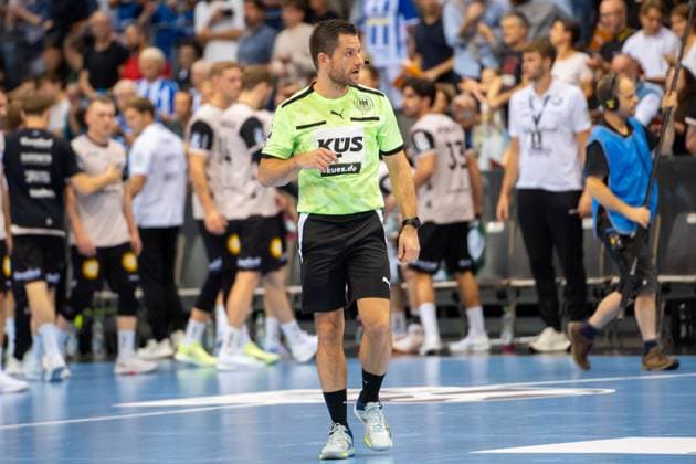 Handball I Herren I Saison 2025-2026 I Bundesliga I 3. Spieltag I TVB Stuttgart - Bergischer HC I 06.09.2025 Schiedsrichter Mirko Krag Stuttgart Porsche Arena Baden-Württemberg Deutschland Copyright: xLobeca MaxxPetershansx