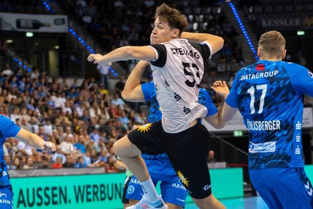 Handball I Herren I Saison 2025-2026 I Bundesliga I 3. Spieltag I TVB Stuttgart - Bergischer HC I 06.09.2025 Sören Steinhaus (53, Bergischer HC) im Wurf Stuttgart Porsche Arena Baden-Württemberg Deutschland Copyright: xLobeca MaxxPetershansx