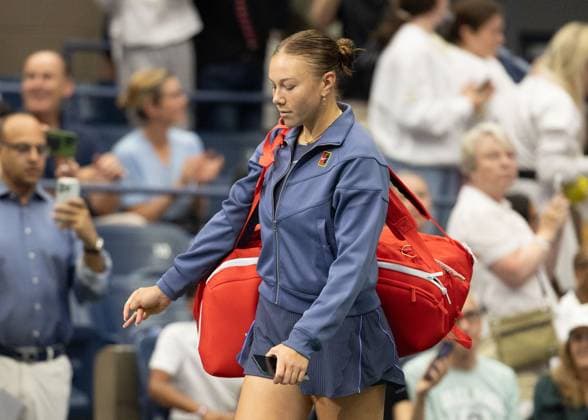 Amanda Anisimova (USA) betritt den Platz, Damen Einzel, Ladies Singles, Endspiel, Final, US Open Championships 2025, USTA Billie Jean King National Tennis Center, Flushing Meadows, New York, USA .. Copyright: xJuergenxHasenkopfx