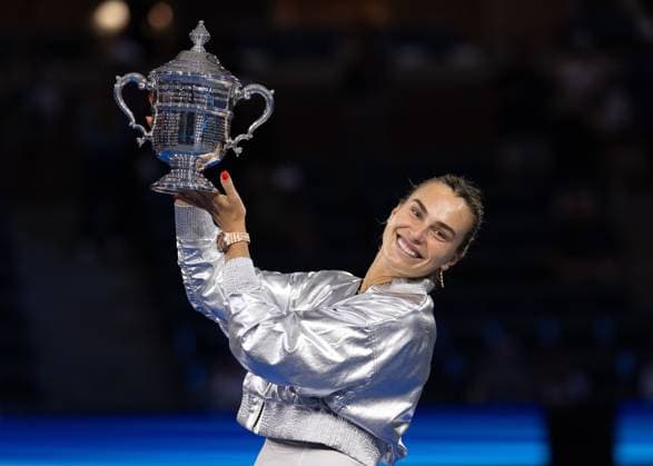Siegerin Aryna Sabalenka mit dem Pokal, Trophäe, Damen Einzel, Ladies Singles, Endspiel, Final, US Open Championships 2025, USTA Billie Jean King National Tennis Center, Flushing Meadows, New York, USA .. Copyright: xJuergenxHasenkopfx