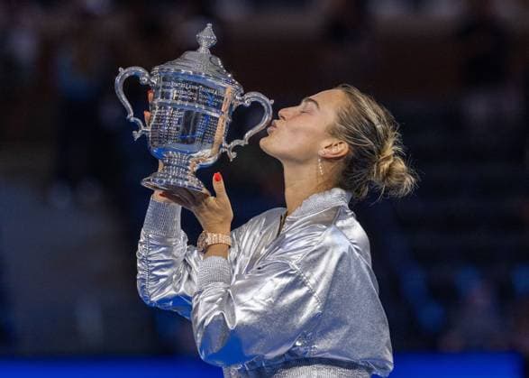 Siegerin Aryna Sabalenka mit dem Pokal, Trophäe, Damen Einzel, Ladies Singles, Endspiel, Final, US Open Championships 2025, USTA Billie Jean King National Tennis Center, Flushing Meadows, New York, USA .. Copyright: xJuergenxHasenkopfx
