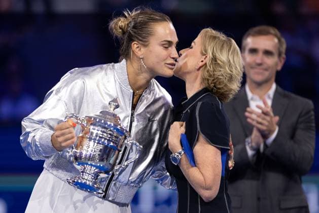 Tennis Legende Chris Evert ueberreicht Aryna Sabalenka den Pokal, Trophäe, USTA President: Brian Vahaly im Hintergrund, Damen Einzel, Ladies Singles, Endspiel, Final, US Open Championships 2025, USTA Billie Jean King National Tennis Center, Flushing Meadows, New York, USA .. Copyright: xJuergenxHasenkopfx