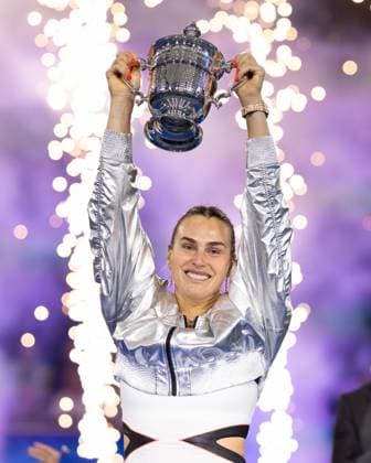 Aryna Sabalenka mit dem Pokal, Trophäe, Damen Einzel, Ladies Singles, Siegerehrung, Presentation, US Open Championships 2025, USTA Billie Jean King National Tennis Center, Flushing Meadows, New York, USA .. Copyright: xJuergenxHasenkopfx