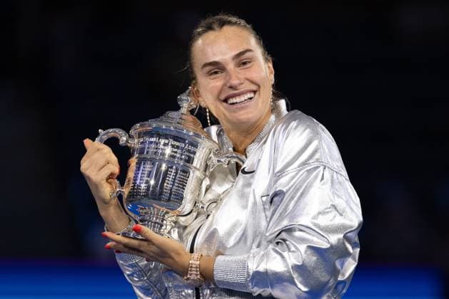 Aryna Sabalenka mit dem Pokal, Trophäe, Damen Einzel, Ladies Singles, Siegerehrung, Presentation, US Open Championships 2025, USTA Billie Jean King National Tennis Center, Flushing Meadows, New York, USA .. Copyright: xJuergenxHasenkopfx