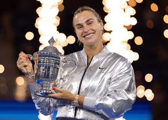 Aryna Sabalenka mit dem Pokal, Trophäe, Damen Einzel, Ladies Singles, Siegerehrung, Presentation, US Open Championships 2025, USTA Billie Jean King National Tennis Center, Flushing Meadows, New York, USA .. Copyright: xJuergenxHasenkopfx