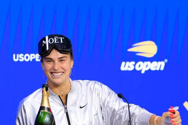 September 6, 2025, Flushing Meadows, New York, USA: Aryna Sabalenka arrives to her press conference, PK, Pressekonferenz with champagne and goggles after celebrating winning her match at the US Open WomenÃ¢â‚¬â ¢s Final match against Amanda Anisimova on Day 14 of the 2025 US Open at USTA Billie Jean King National Tennis Center on Saturday September 6, 2025 in the Flushing neighborhood of the Queens borough of New York City. JAVIER ROJAS PI Flushing Meadows USA - ZUMAp124 20250906_zaa_p124_042 Copyright: xJavierxRojasx