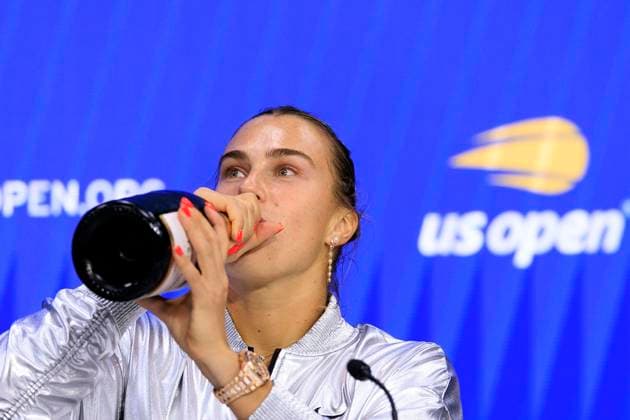 September 6, 2025, Flushing Meadows, New York, USA: Aryna Sabalenka takes a sip of champagne in her press conference, PK, Pressekonferenz after winning her US Open WomenÃ¢â‚¬â ¢s Final match against Amanda Anisimova on Day 14 of the 2025 US Open at USTA Billie Jean King National Tennis Center on Saturday September 6, 2025 in the Flushing neighborhood of the Queens borough of New York City. JAVIER ROJAS PI Flushing Meadows USA - ZUMAp124 20250906_zaa_p124_051 Copyright: xJavierxRojasx