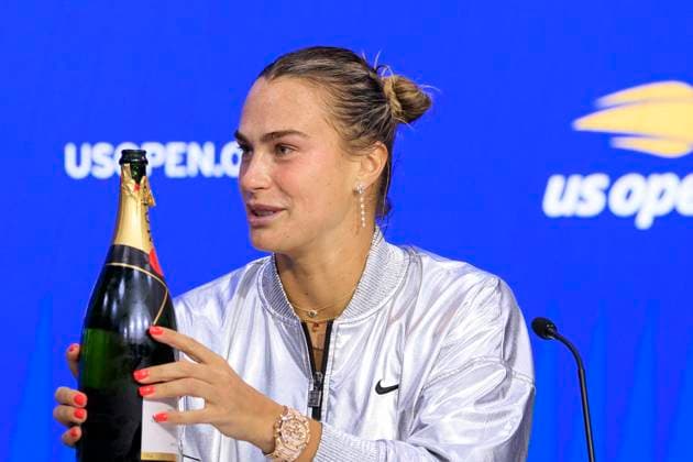 September 6, 2025, Flushing Meadows, New York, USA: Aryna Sabalenka arrives to her press conference, PK, Pressekonferenz with champagne and goggles after celebrating winning her match at the US Open WomenÃ¢â‚¬â ¢s Final match against Amanda Anisimova on Day 14 of the 2025 US Open at USTA Billie Jean King National Tennis Center on Saturday September 6, 2025 in the Flushing neighborhood of the Queens borough of New York City. JAVIER ROJAS PI Flushing Meadows USA - ZUMAp124 20250906_zaa_p124_064 Copyright: xJavierxRojasx