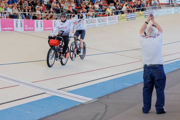 Lena Charlotte Reißner (GER) hinter Marcel Möbus (GER, Schrittmacher) gewinnt das Finale im Derny der Frauen; Sieger, Erstplatzierte, Goldmedaille, gold medal, 06.09.2025, Erfurt (Deutschland), Bahnradsport, Steher und Derny Europameisterschaften 2025