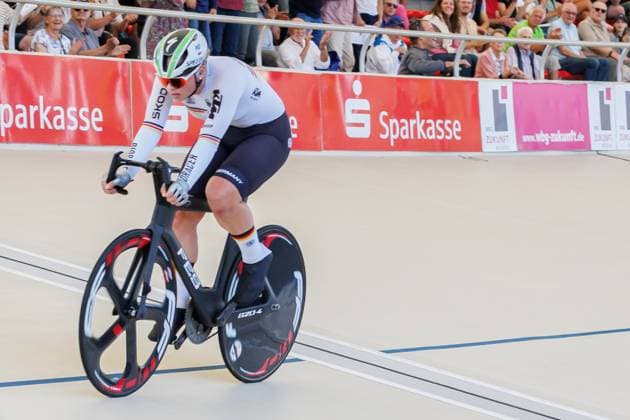 Messane Bräutigam (GER) kommt als Zweite ins Ziel; Zweitplatzierte, Silbermedaille, silver medal, 06.09.2025, Erfurt (Deutschland), Bahnradsport, Steher und Derny Europameisterschaften 2025