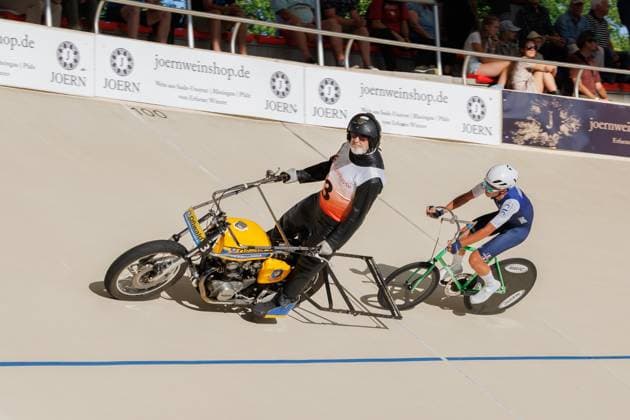 Leo Busson (FRA) hinter Alain Gaudillat (FRA, Schrittmacher), 06.09.2025, Erfurt (Deutschland), Bahnradsport, Steher und Derny Europameisterschaften 2025