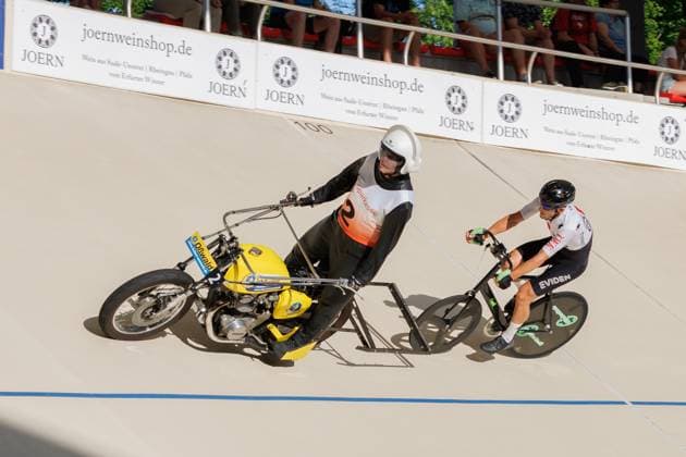 Jan-Andre Freuler (SUI) hinter Flavio Küng (SUI, Schrittmacher), 06.09.2025, Erfurt (Deutschland), Bahnradsport, Steher und Derny Europameisterschaften 2025
