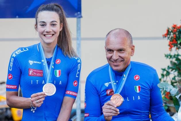 Arianna Fidanza (ITA) mit Christian Dagnoni (ITA, Schrittmacher); Siegerehrung, Award Ceremony; Zweitplatzierte, Silbermedaille, silver medal, 06.09.2025, Erfurt (Deutschland), Bahnradsport, Steher und Derny Europameisterschaften 2025