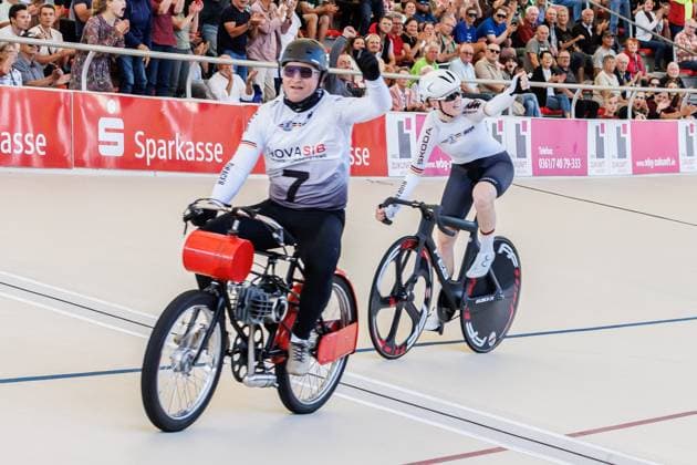 Lena Charlotte Reißner (GER) hinter Marcel Möbus (GER, Schrittmacher) gewinnt das Finale im Derny der Frauen; Sieger, Erstplatzierte, Goldmedaille, gold medal, 06.09.2025, Erfurt (Deutschland), Bahnradsport, Steher und Derny Europameisterschaften 2025