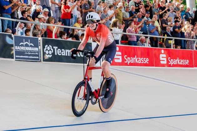 Viktor Filutas (HUN) gewinnt den Finallauf und wird Steher-Europameister; Sieger, Erstplatzierter, Goldmedaille, gold medal, 06.09.2025, Erfurt (Deutschland), Bahnradsport, Steher und Derny Europameisterschaften 2025