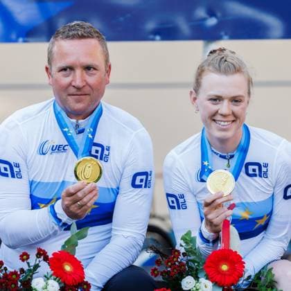 Lena Charlotte Reißner (GER) mit Marcel Möbus (GER, Schrittmacher); Siegerehrung, Award Ceremony; Sieger, Erstplatzierte, Goldmedaille, gold medal, 06.09.2025, Erfurt (Deutschland), Bahnradsport, Steher und Derny Europameisterschaften 2025