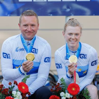 Lena Charlotte Reißner (GER) mit Marcel Möbus (GER, Schrittmacher); Siegerehrung, Award Ceremony; Sieger, Erstplatzierte, Goldmedaille, gold medal, 06.09.2025, Erfurt (Deutschland), Bahnradsport, Steher und Derny Europameisterschaften 2025