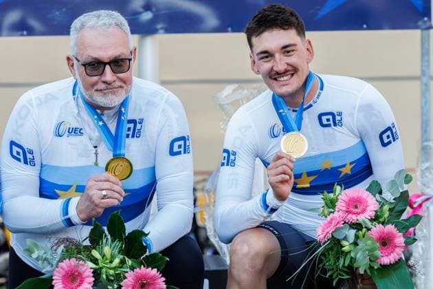 von rechts: Moritz Augenstein (GER) mit Christian Ertel (GER, Schrittmacher); Sieger, Erstplatzierte, Goldmedaille, gold medal, 06.09.2025, Erfurt (Deutschland), Bahnradsport, Steher und Derny Europameisterschaften 2025