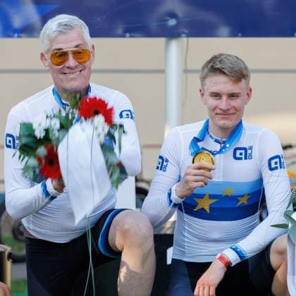 von rechts: Viktor Filutas (HUN) mit Peter Bäuerlein (GER, Schrittmacher); Sieger, Erstplatzierte, Goldmedaille, gold medal, 06.09.2025, Erfurt (Deutschland), Bahnradsport, Steher und Derny Europameisterschaften 2025