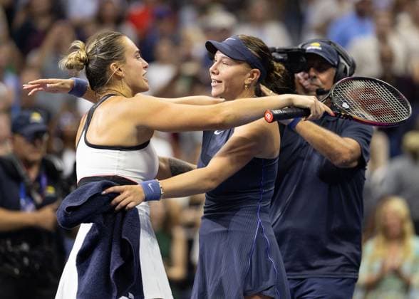 Amanda Anisimova gratuliert der Siegerin Aryna Sabalenka Damen Einzel, Ladies Singles, Endspiel, Final, US Open Championships 2025, USTA Billie Jean King National Tennis Center, Flushing Meadows, New York, USA .. Copyright: xJuergenxHasenkopfx