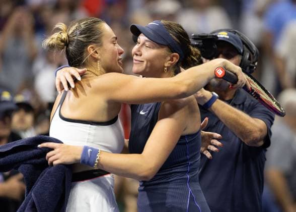 Amanda Anisimova gratuliert der Siegerin Aryna Sabalenka Damen Einzel, Ladies Singles, Endspiel, Final, US Open Championships 2025, USTA Billie Jean King National Tennis Center, Flushing Meadows, New York, USA .. Copyright: xJuergenxHasenkopfx