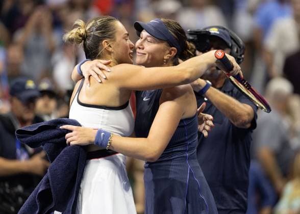 Amanda Anisimova gratuliert der Siegerin Aryna Sabalenka Damen Einzel, Ladies Singles, Endspiel, Final, US Open Championships 2025, USTA Billie Jean King National Tennis Center, Flushing Meadows, New York, USA .. Copyright: xJuergenxHasenkopfx