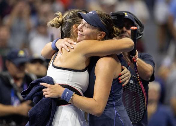 Amanda Anisimova gratuliert der Siegerin Aryna Sabalenka Damen Einzel, Ladies Singles, Endspiel, Final, US Open Championships 2025, USTA Billie Jean King National Tennis Center, Flushing Meadows, New York, USA .. Copyright: xJuergenxHasenkopfx