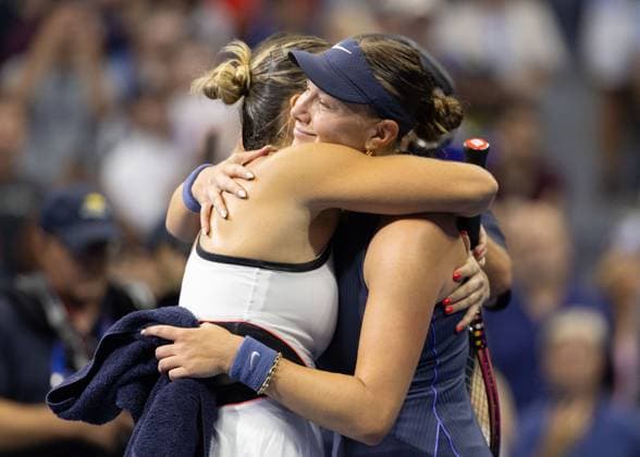 Amanda Anisimova gratuliert der Siegerin Aryna Sabalenka Damen Einzel, Ladies Singles, Endspiel, Final, US Open Championships 2025, USTA Billie Jean King National Tennis Center, Flushing Meadows, New York, USA .. Copyright: xJuergenxHasenkopfx