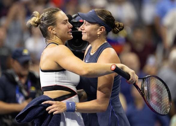 Amanda Anisimova gratuliert der Siegerin Aryna Sabalenka Damen Einzel, Ladies Singles, Endspiel, Final, US Open Championships 2025, USTA Billie Jean King National Tennis Center, Flushing Meadows, New York, USA .. Copyright: xJuergenxHasenkopfx
