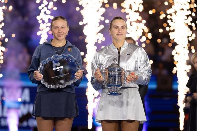 Finalistin Amanda Anisimova und Aryna Sabalenka mit dem Pokal, Trophäe, Damen Einzel, Ladies Singles, Siegerehrung, Presentation, US Open Championships 2025, USTA Billie Jean King National Tennis Center, Flushing Meadows, New York, USA .. Copyright: xJuergenxHasenkopfx
