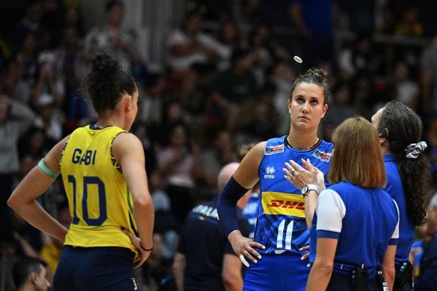 (250907) -- BANGKOK, Sept. 7, 2025 -- Anna Danesi (2nd L) of Italy and Gabriela Braga Guimaraes (1st L) of Brazil react as a coin is tossed during the semifinal match between Italy and Brazil at the Volleyball Women s World Championship, WM, Weltmeisterschaft in Bangkok, Thailand, Sept. 6, 2025. ) (SP)THAILAND-BANGKOK-VOLLEYBALL-WOMEN S WORLD CHAMPIONSHIP-SEMIFINALS-ITALY VS BRAZIL HouxZhaokang 