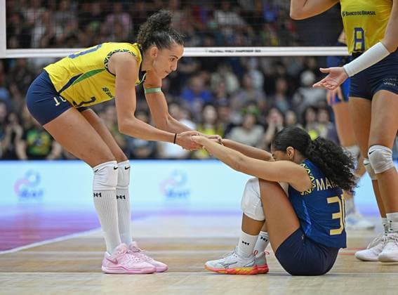 (250907) -- BANGKOK, Sept. 7, 2025 -- Gabriela Braga Guimaraes (L) of Brazil pulls teammate Marcelle de Arruda Mattos da Silva up during the semifinal match between Italy and Brazil at the Volleyball Women s World Championship, WM, Weltmeisterschaft in Bangkok, Thailand, Sept. 6, 2025. ) (SP)THAILAND-BANGKOK-VOLLEYBALL-WOMEN S WORLD CHAMPIONSHIP-SEMIFINALS-ITALY VS BRAZIL HouxZhaokang 
