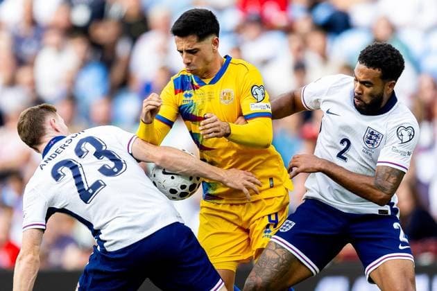 England v Andorra 2026 FIFA World Cup, WM, Weltmeisterschaft, Fussball Qualifier 06 09 2025. Andorra forward Ricard Fernandez battles for possession with England midfielder Elliot Henderson (23) and England defender Reece James (2) during the 2026 FIFA World Cup Qualifier match between England and Andorra at Villa Park, Birmingham, England on 6 September 2025. Birmingham Villa Park West Midlands England Editorial use only , Copyright: xManjitxNarotrax PSI-22763-0085