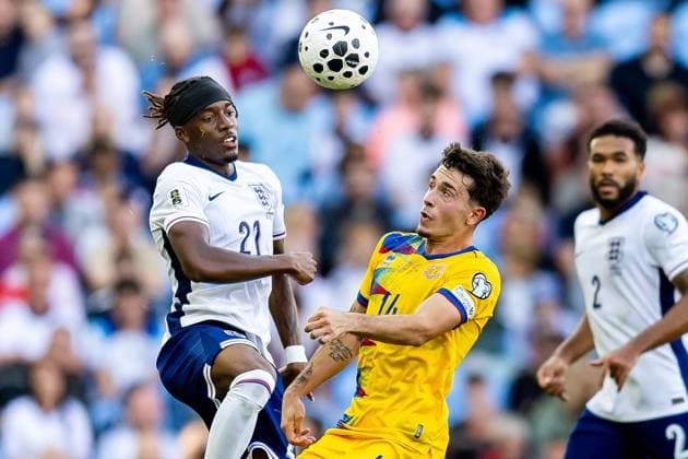 England v Andorra 2026 FIFA World Cup, WM, Weltmeisterschaft, Fussball Qualifier 06 09 2025. England Noni Madueke (21) battles for header with Andorra forward Aron Rodrigo during the 2026 FIFA World Cup Qualifier match between England and Andorra at Villa Park, Birmingham, England on 6 September 2025. Birmingham Villa Park West Midlands England Editorial use only , Copyright: xManjitxNarotrax PSI-22763-0203