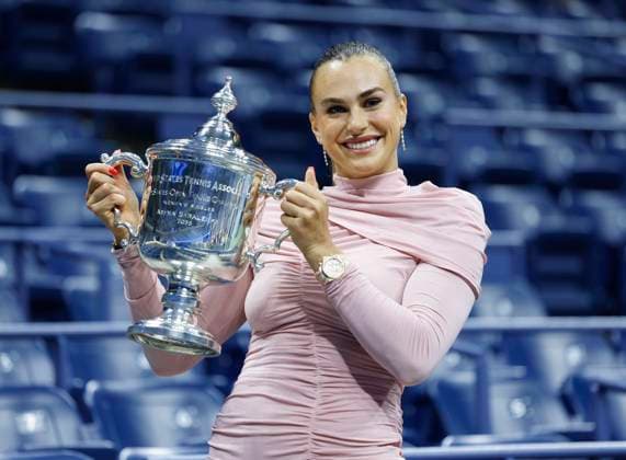 Aryna Sabalenka of Belarus gets spruced up,and brings her US Open Championship Trophy into Arthur Ashe Stadium for photos after defeating Amanda Anisimova at the Women s Finals of the 2025 US Open Tennis Championship in Arthur Ashe Stadium at the USTA Billie Jean King National Tennis Center in Flushing Meadows, New York on Saturday, September 6, 2025. Sabalenka defeated Anisimova 6-3, 7-6 to win her second consecutive US Open Championship.  NYP20250906224 JOHNxANGELILLO