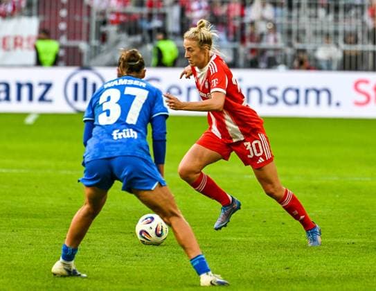 GER, FFBL, FC Bayern München vs Bayer 04 Leverkusen 06.09.2025, Allianz-Arena, München, GER, FFBL, FC Bayern München vs Bayer 04 Leverkusen, im Bild Carlotta Wamser (Bayer Leverkusen, 37), Carolin Simon (Bayern Muenchen, 30)