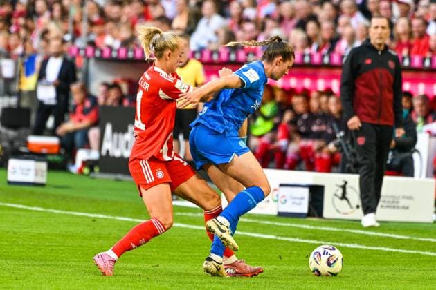 GER, FFBL, FC Bayern München vs Bayer 04 Leverkusen 06.09.2025, Allianz-Arena, München, GER, FFBL, FC Bayern München vs Bayer 04 Leverkusen, im Bild Lea Schüller Schueller (Bayern Muenchen, 11), Foul an Claudia Wenger (Bayer Leverkusen, 5)