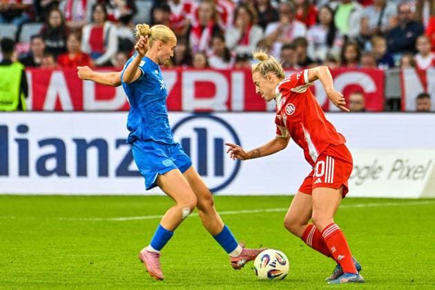 GER, FFBL, FC Bayern München vs Bayer 04 Leverkusen 06.09.2025, Allianz-Arena, München, GER, FFBL, FC Bayern München vs Bayer 04 Leverkusen, im Bild Paulina Bartz (Bayer Leverkusen, 8), Carolin Simon (Bayern Muenchen, 30)