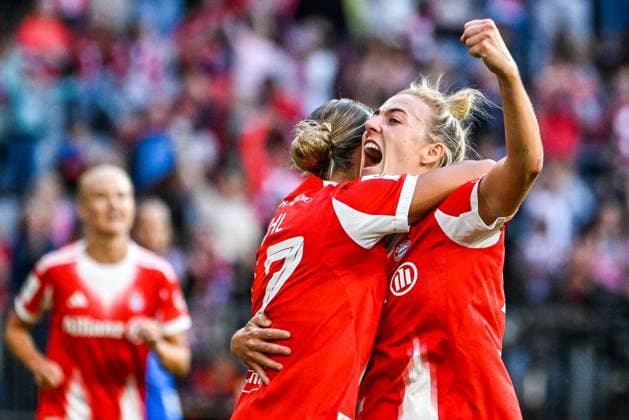 GER, FFBL, FC Bayern München vs Bayer 04 Leverkusen 06.09.2025, Allianz-Arena, München, GER, FFBL, FC Bayern München vs Bayer 04 Leverkusen, im Bild Torjubel nach Tor zum 2:0, Klara Bühl Buehl (Bayern Muenchen, 17), Carolin Simon (Bayern Muenchen, 30)