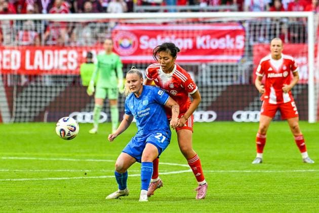 GER, FFBL, FC Bayern München vs Bayer 04 Leverkusen 06.09.2025, Allianz-Arena, München, GER, FFBL, FC Bayern München vs Bayer 04 Leverkusen, im Bild Vanessa Fudalla (Bayer Leverkusen, 21), Momoko Tanikawa (Bayern Muenchen, 18)