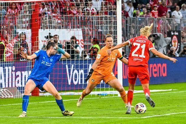 GER, FFBL, FC Bayern München vs Bayer 04 Leverkusen 06.09.2025, Allianz-Arena, München, GER, FFBL, FC Bayern München vs Bayer 04 Leverkusen, im Bild Claudia Wenger (Bayer Leverkusen, 5), Friederike Repohl (Bayer Leverkusen, 27), Pernille Harder (Bayern Muenchen, 21)
