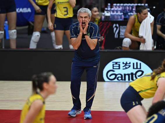 (250907) -- BANGKOK, Sept. 7, 2025 -- Jose Roberto Guimaraes, head coach of Brazil, instructs players during the semifinal match between Italy and Brazil at the Volleyball Women s World Championship, WM, Weltmeisterschaft in Bangkok, Thailand, Sept. 6, 2025. ) (SP)THAILAND-BANGKOK-VOLLEYBALL-WOMEN S WORLD CHAMPIONSHIP-SEMIFINALS-ITALY VS BRAZIL HouxZhaokang 