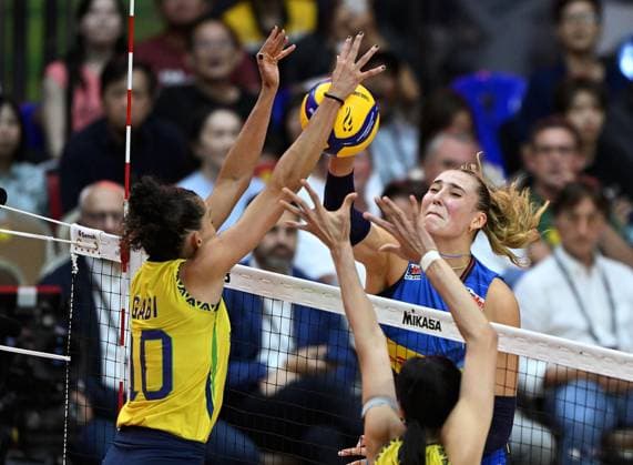 (250907) -- BANGKOK, Sept. 7, 2025 -- Ekaterina Antropova (R) of Italy competes against Gabriela Braga Guimaraes of Brazil during the semifinal match between Italy and Brazil at the Volleyball Women s World Championship, WM, Weltmeisterschaft in Bangkok, Thailand, Sept. 6, 2025. ) (SP)THAILAND-BANGKOK-VOLLEYBALL-WOMEN S WORLD CHAMPIONSHIP-SEMIFINALS-ITALY VS BRAZIL HouxZhaokang 