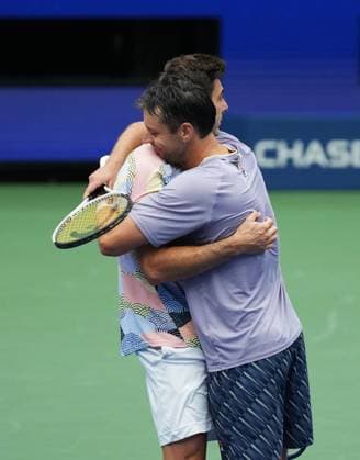(250907) -- NEW YORK, Sept. 7, 2025 -- Marcel Granollers (L) Horacio Zeballos hug after winning the men s doubles final match between Marcel Granollers of Spain Horacio Zeballos of Argentina and Joe Salisbury Neal Skupski of Britain at the 2025 US Open tennis championships in New York, the United States, Sept. 6, 2025. ) (SP)U.S.-NEW YORK-TENNIS-US OPEN-MEN S DOUBLES-FINAL WuxXiaoling 