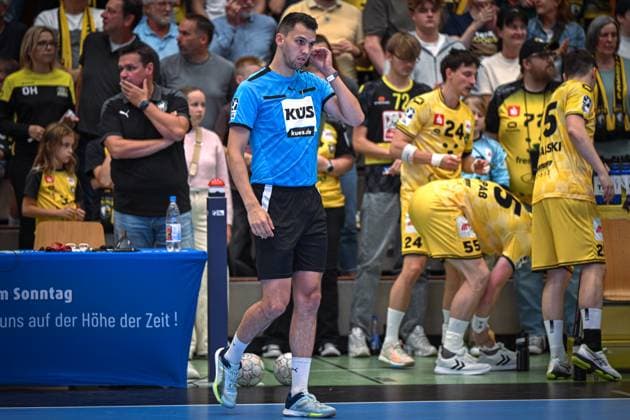 Deutschland: Handball 2. Bundesliga 2025 26, 06.09.2025 2. Spieltag - HSG Krefeld Niederrhein vs Die Eulen Ludwigshafen - Sporthalle Glockenspitz (Krefeld), Jannik Rips (Schiedsrichter, referee) Copyright: xMarkusxVerwimpx