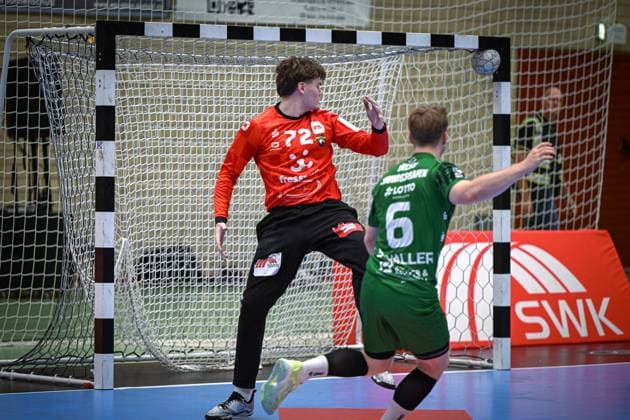 Deutschland: Handball 2. Bundesliga 2025 26, 06.09.2025, 2. Spieltag - HSG Krefeld Niederrhein vs Die Eulen Ludwigshafen - Sporthalle Glockenspitz (Krefeld), Ball klebt im Winkel Copyright: xMarkusxVerwimpx